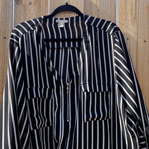 Take 50% OFF- Cato Women’s V-neck Blouse Striped, Size-26/28W - Picture 2 of 9